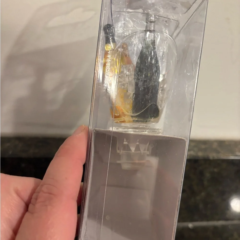 NIB Acyclic Wine Bottle Stopper